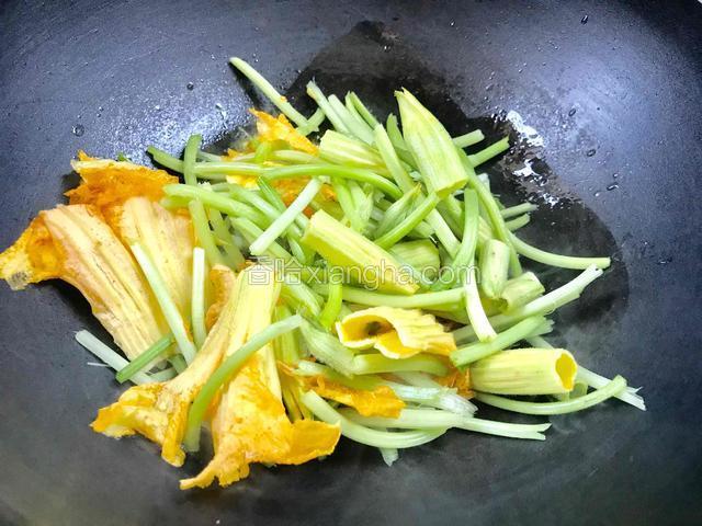 倒入南瓜花，开大火爆炒至断生。