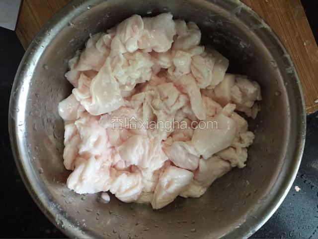 切块的板油洗净，淋水，