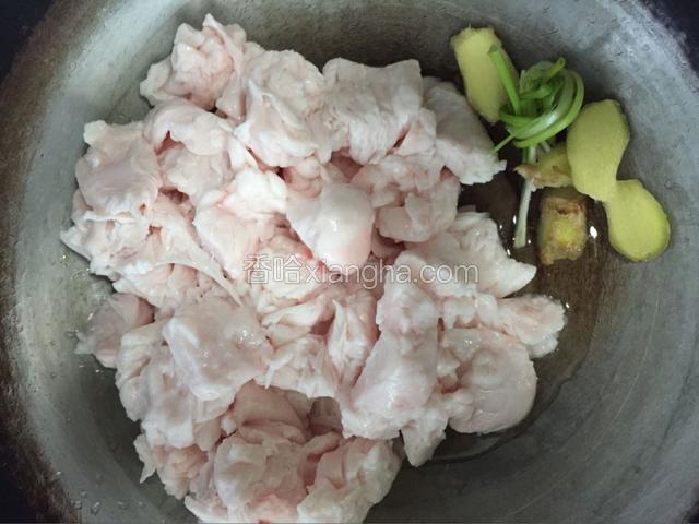 切片，葱结，板油块直接入锅熬，