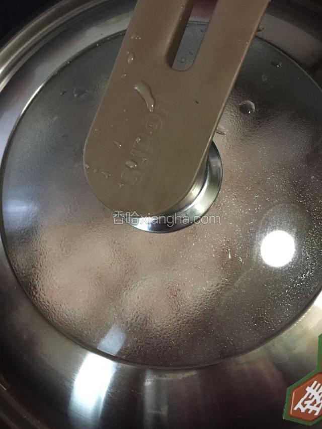 加入少许料酒，盖上锅盖烧开后关中火，