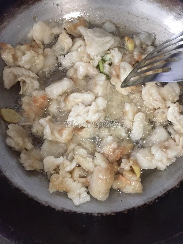 熬油中稍微翻一下，防止烧糊粘锅，