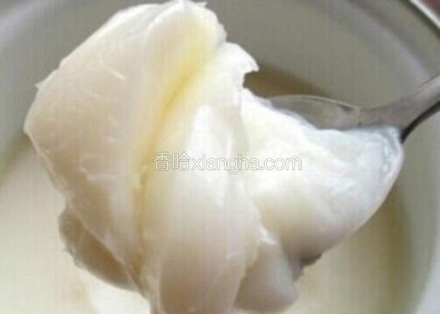 完全冷却的油液会变成漂亮的奶白色固体，可以用来拌菜饭，煮汤，做酥饼，拌馅料，