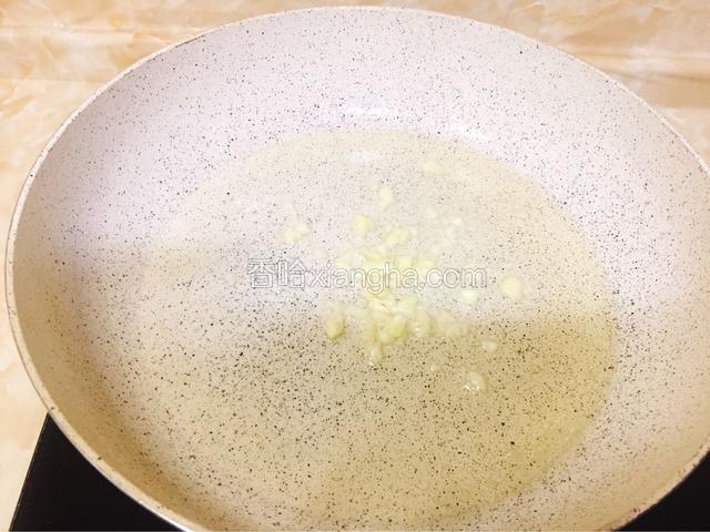 热油锅爆香蒜泥