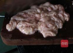 客家酸菜炒大肠的做法图解1