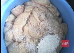 客家酸菜炒大肠的做法图解2