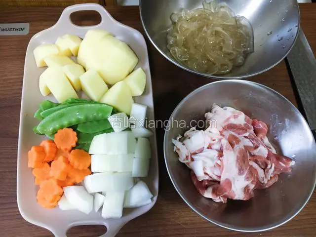 胡萝卜、土豆切块，圆葱切小块、豆角摘洗干净，粉条煮八层熟过凉备用。