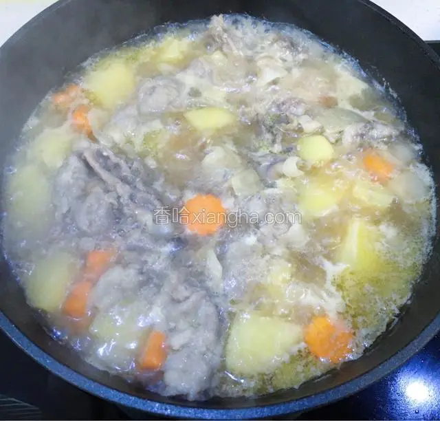 撇去浮沫加少许盐、清酒和适量酱油调味