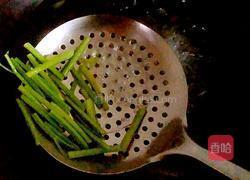 洋葱芹菜拌木耳的做法图解2