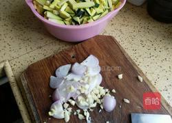 青南瓜炒粉丝的做法图解1