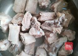 白萝卜排骨汤的做法图解1