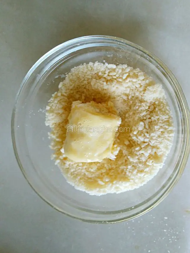 把香蕉放入面包糠里，均匀裹上面包糠