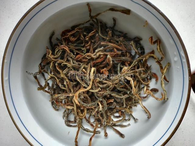 提前取60克豇豆干，用热水浸二小时
