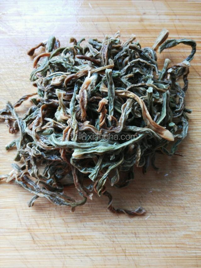 豇豆干浸透，挤掉水份