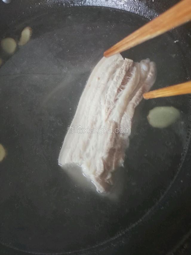五花肉烧25分钟后，取出肉放碗里，水留一部分待用