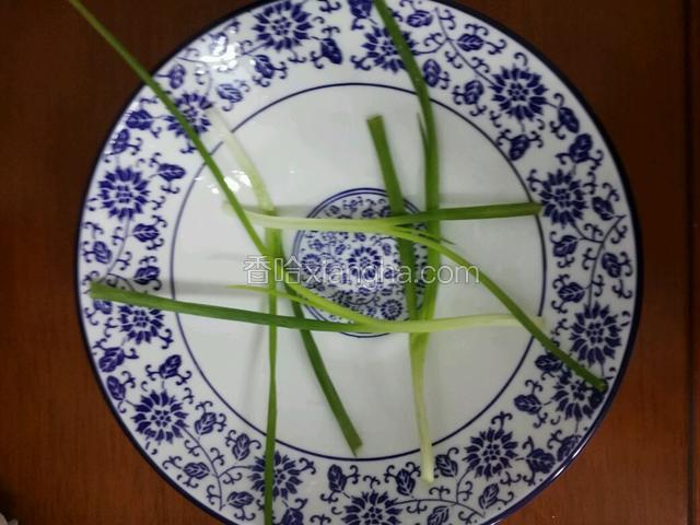 准备个碗，小葱按井字放碗底