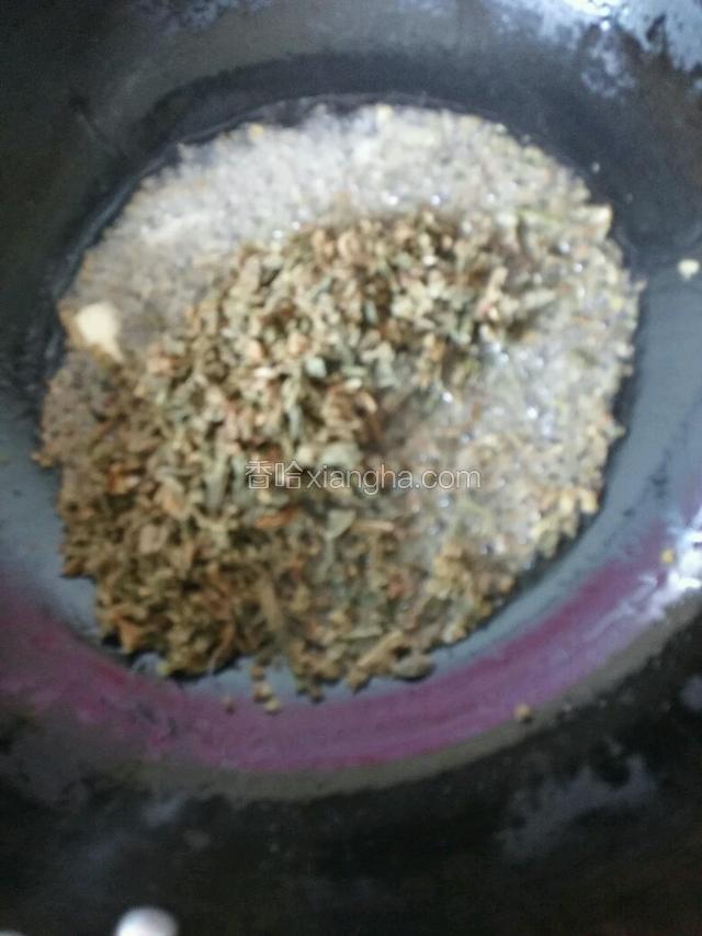 锅内刚才煎肉的油多的话倒出一点，留油放入半个大蒜片把豇豆末倒入炒匀，放入刚才腌肉的老抽酱油，加二大勺刚才煮肉的水，放糖，盐一点点，煮至水差不多，咸淡吃准