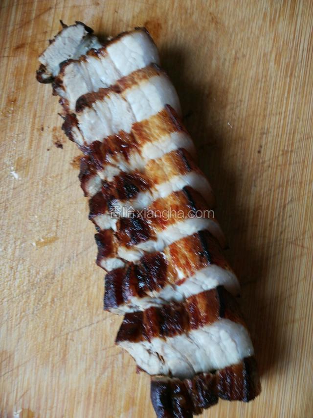 煎过的五花肉切大概1公分宽的片