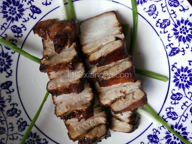 肉皮朝下排在放葱的碗里排整齐
