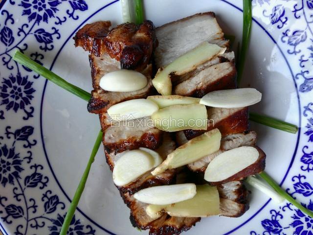 肉片上面放大蒜片，姜片，放一点点黄酒