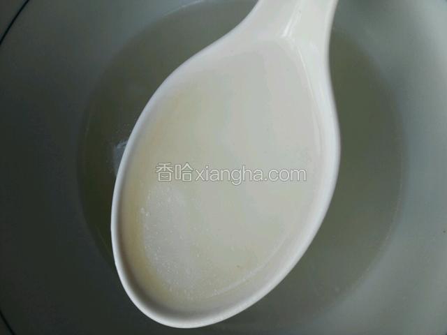 碗里放二大勺煮肉的水