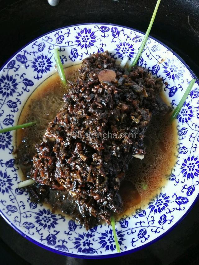 再放入炒过的豇豆末，加一勺老抽，一点点盐，