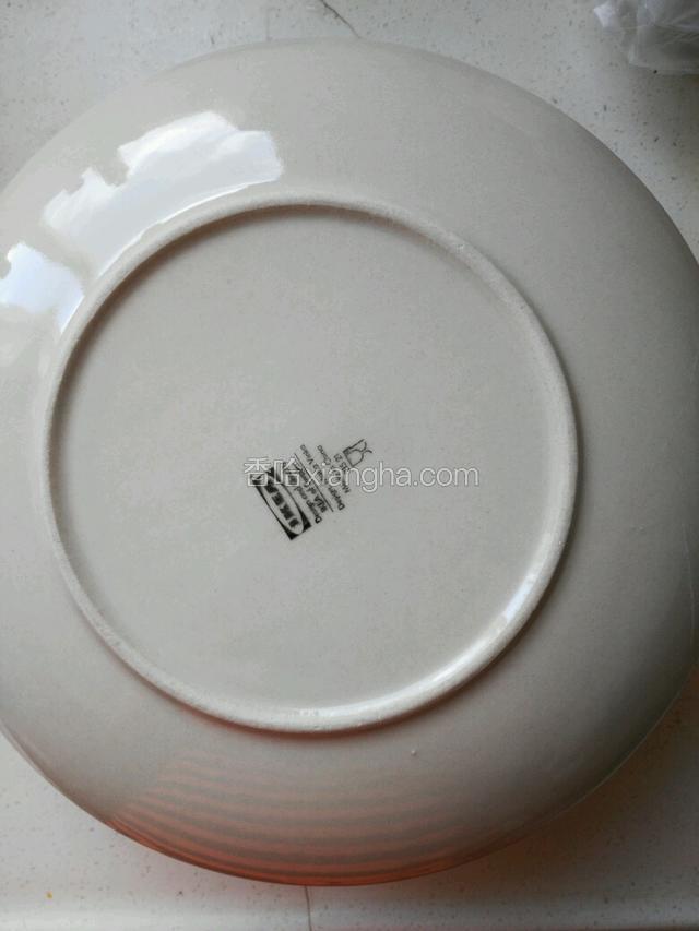 准备比蒸肉的碗大的盆，盖在肉碗上，用干净毛巾裹着，碗和盆压住，把碗里的肉汁汤撇 出来倒入干净不粘锅内