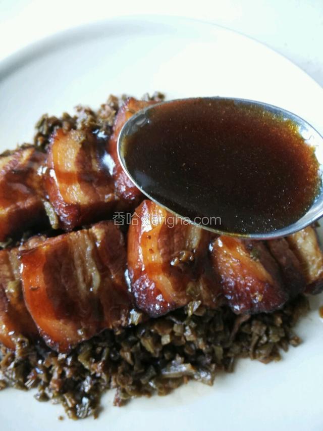 倒入锅内的扣肉汁，咸淡吃准，根据扣味调匀，放一点点味精，勾芡淋在五花肉上，就OK啦！
