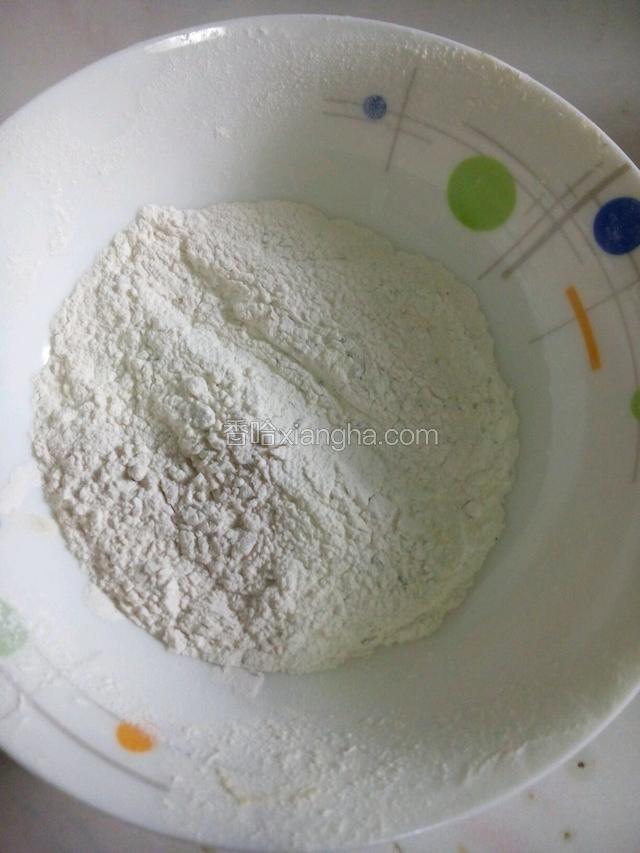 糯米粉放锅里炒熟，发黄就可以了，做月饼防止粘手。