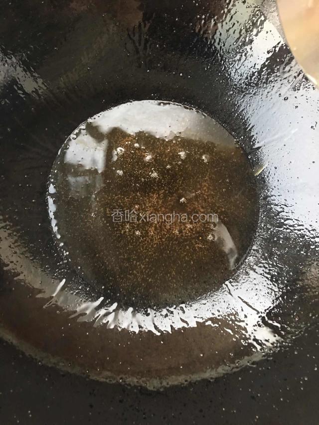 锅里少油，放入十三香