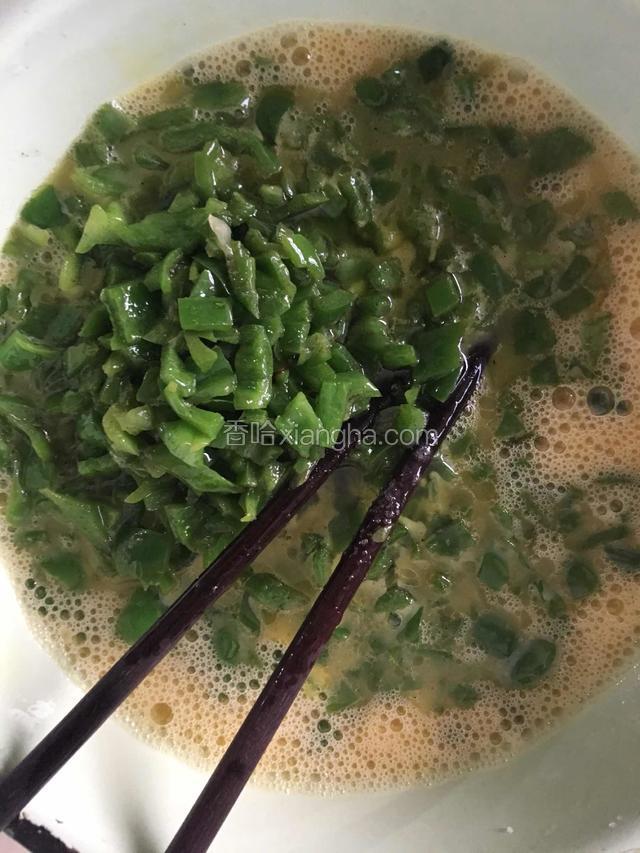 青椒放入打散的鸡蛋里