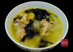 尾骨冬瓜裙带菜汤的做法图解1
