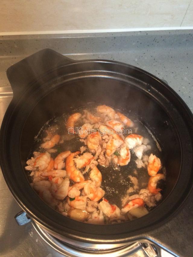 虾肉，瘦肉加清水先煮