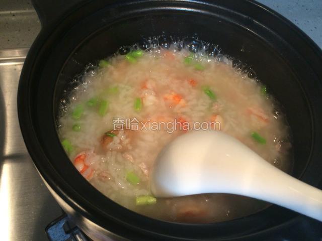 加入压好的米粥，再放入芦笋