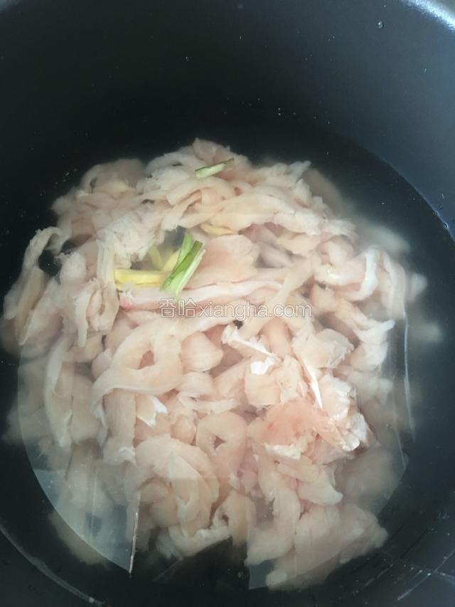 放入高压锅，水过鸡肉就行