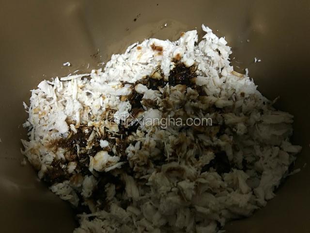 把调料放入鸡丝里面