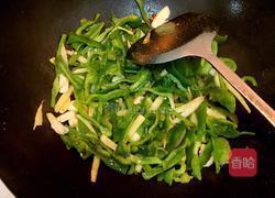 青椒炒小毛鱼干的做法图解7