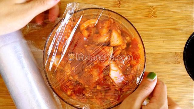 盖上保鲜膜放冰箱冷藏腌制2小时左右
