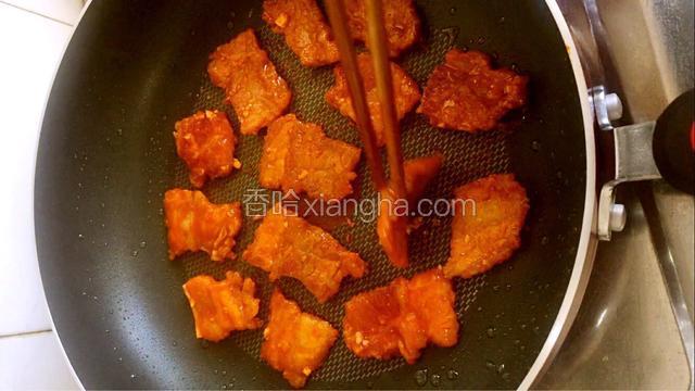 再翻一面煎制五花肉微微卷起和金黄