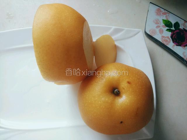 在梨的底部切下一个薄片，让梨可以平稳地放着。两个梨，就变成了四个小梨碗。