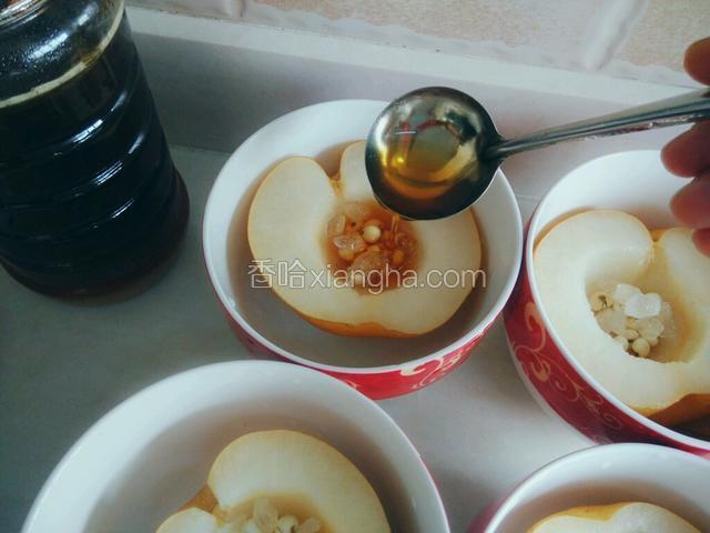 一个梨碗中，再加一勺蜂蜜。