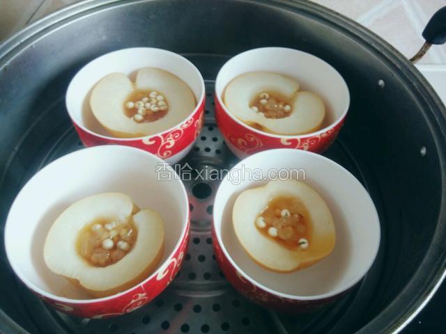 将蒸锅大火烧开，放入蒸碗。
