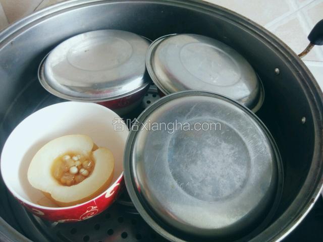 每个碗上，盖上盖子，大火蒸30分钟。