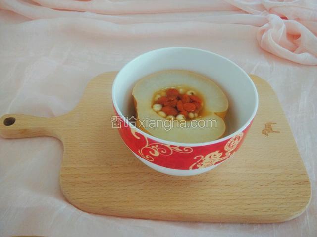 蒸好的梨肉软烂、梨汁甜蜜，有一股淡淡的药香。