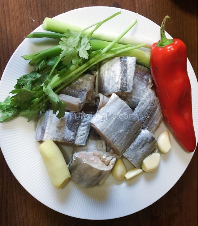 鱼斩成段，配料备好。