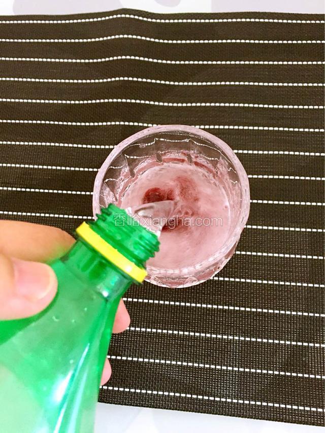 将冷藏后的雪碧倒入杯子中