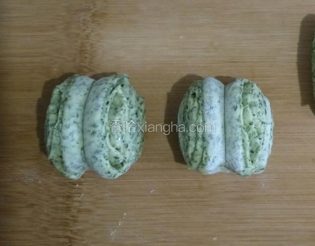 切成大小均匀的馍胚，两个摞在一起用筷子压一下开始发酵，发酵好上锅蒸20分钟