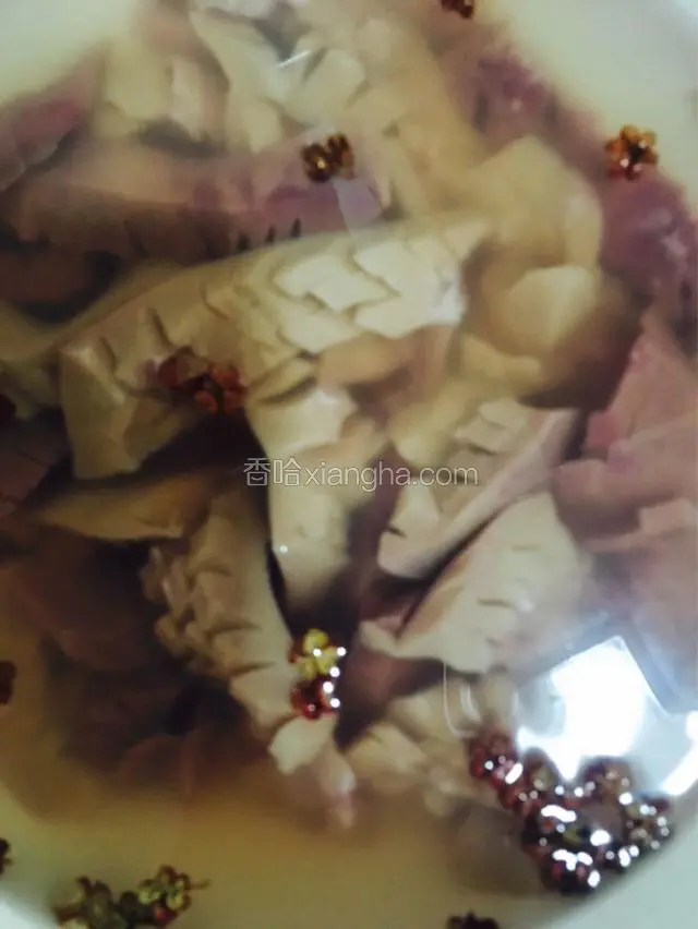 猪腰子买来去掉中间的白筋，再切成腰花冲洗一下放入碗中，碗里放清水、盐和花椒粒浸泡半小时。