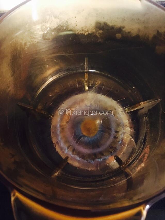 汤锅里放油烧热