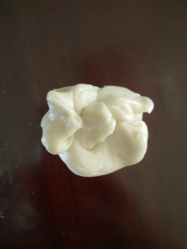 先制作水油皮，加入100g面粉，30g猪油，3g盐，后加50g水。揉至出膜，也可摔打，出膜快。保鲜膜盖好醒30分钟。