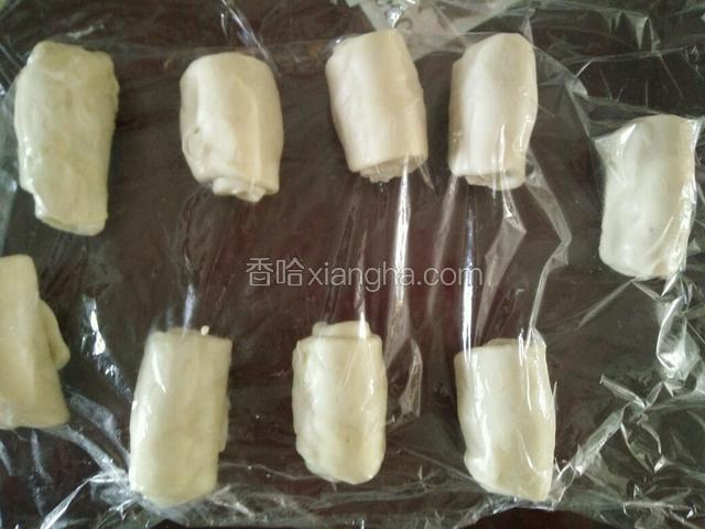 在重复擀成长舌状，卷起，醒10分钟。